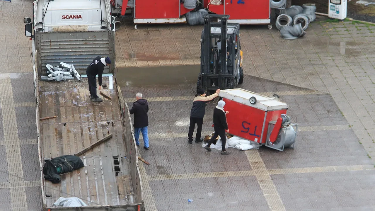 Korkutan iş kazası: Havalandırma ünitesi tırdan böyle devrildi