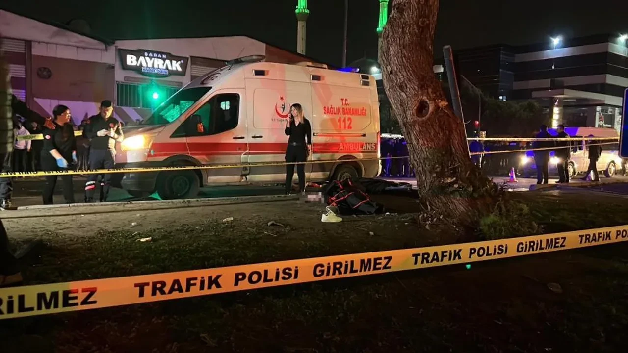 Mersin'de sollama yapan otomobil yayaların arasına daldı: 3 ölü, 3 yaralı