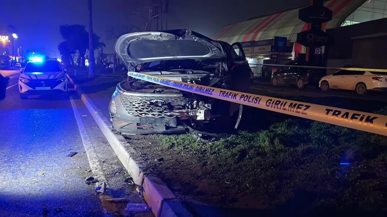 Mersin'de sollama yapan otomobil yayaların arasına daldı: 3 ölü, 3 yaralı