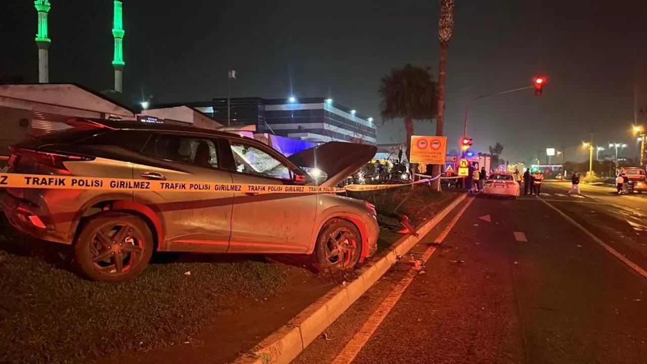 Mersin'de sollama yapan otomobil yayaların arasına daldı: 3 ölü, 3 yaralı