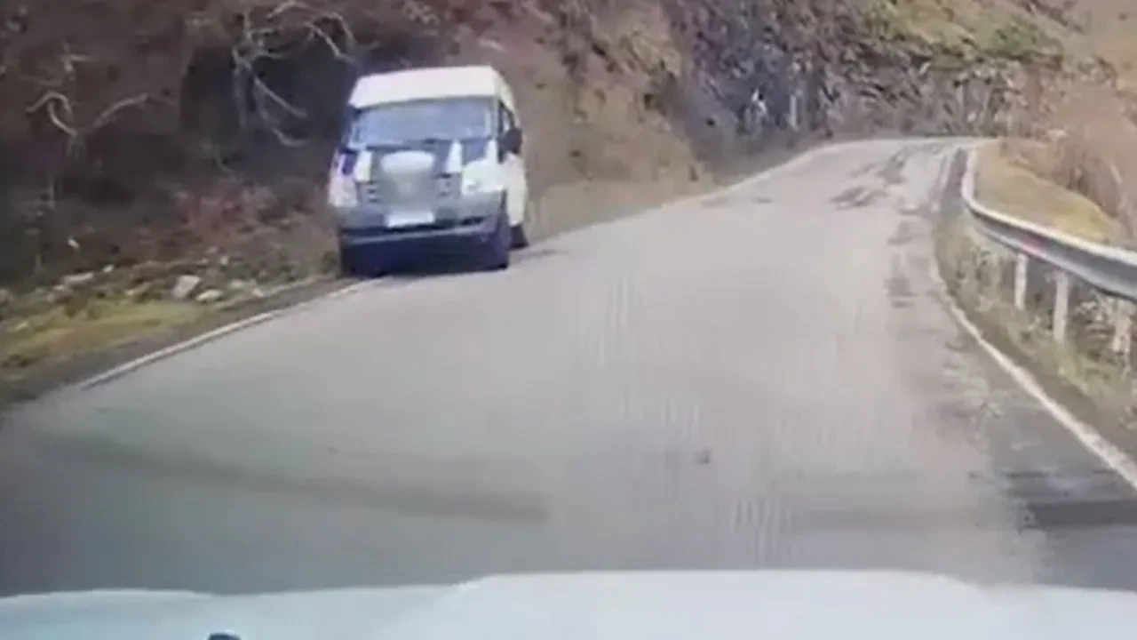 Öğrenci servisi kontrolden çıktı, otomobile çarptı! Kaza anları kamerada