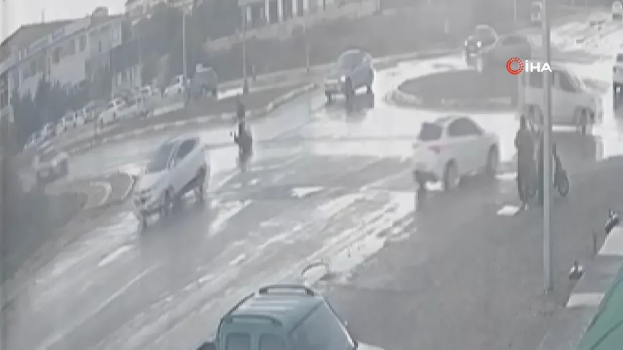 Otomobil ile çarpışan motosikletli kazayı yere düşmeden atlattı: O anlar kamerada!