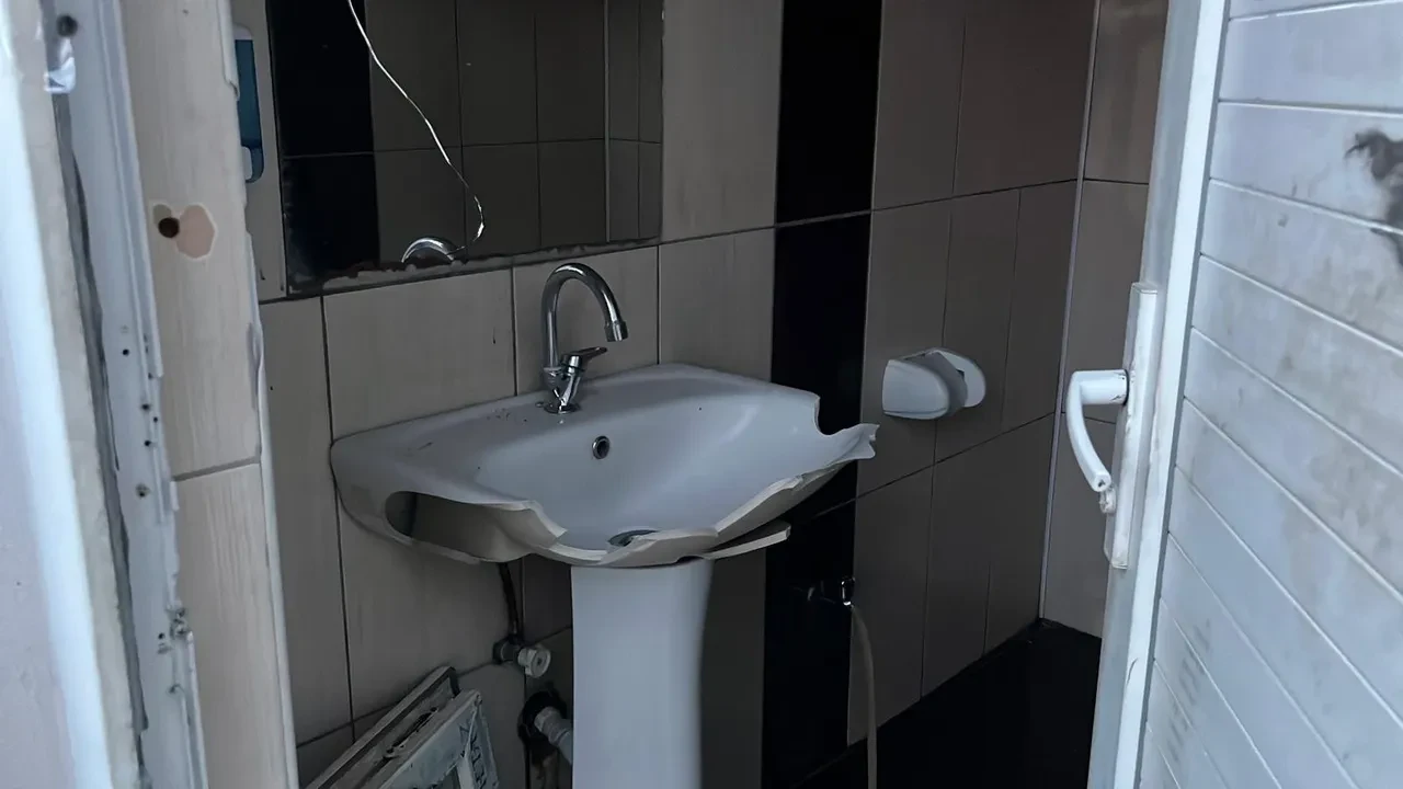 Resmen suç makinesi! Araç lastikleri, umumi tuvalet, markete zarar verdiler: Hiçbir şey yok gibi yollarına devam ettiler