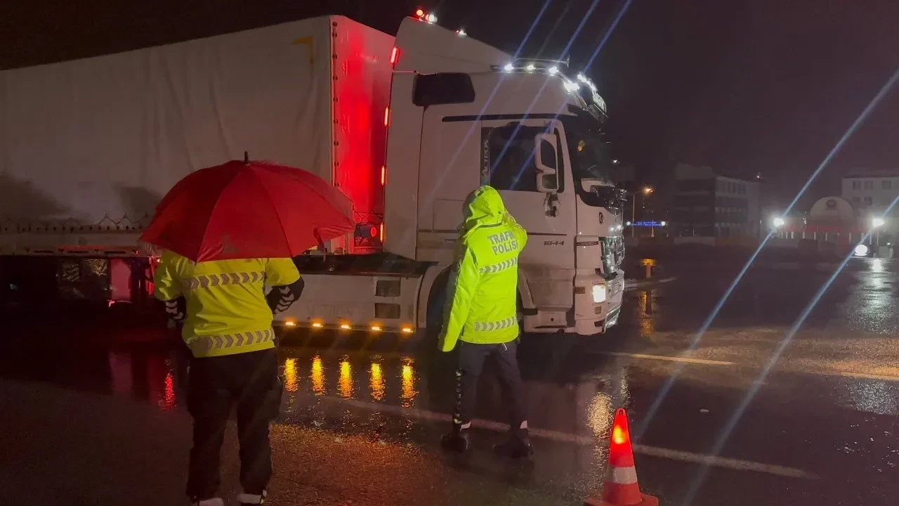 Sağanak, kar ve sis ulaşımı durdurdu! Yol 2 saat boyunca trafiğe kapatıldı