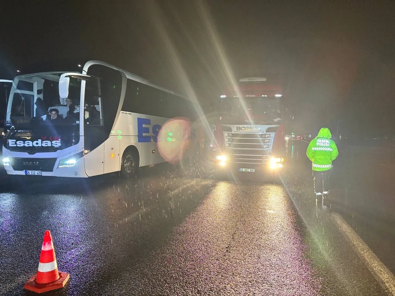 Sağanak, kar ve sis ulaşımı durdurdu! Yol 2 saat boyunca trafiğe kapatıldı