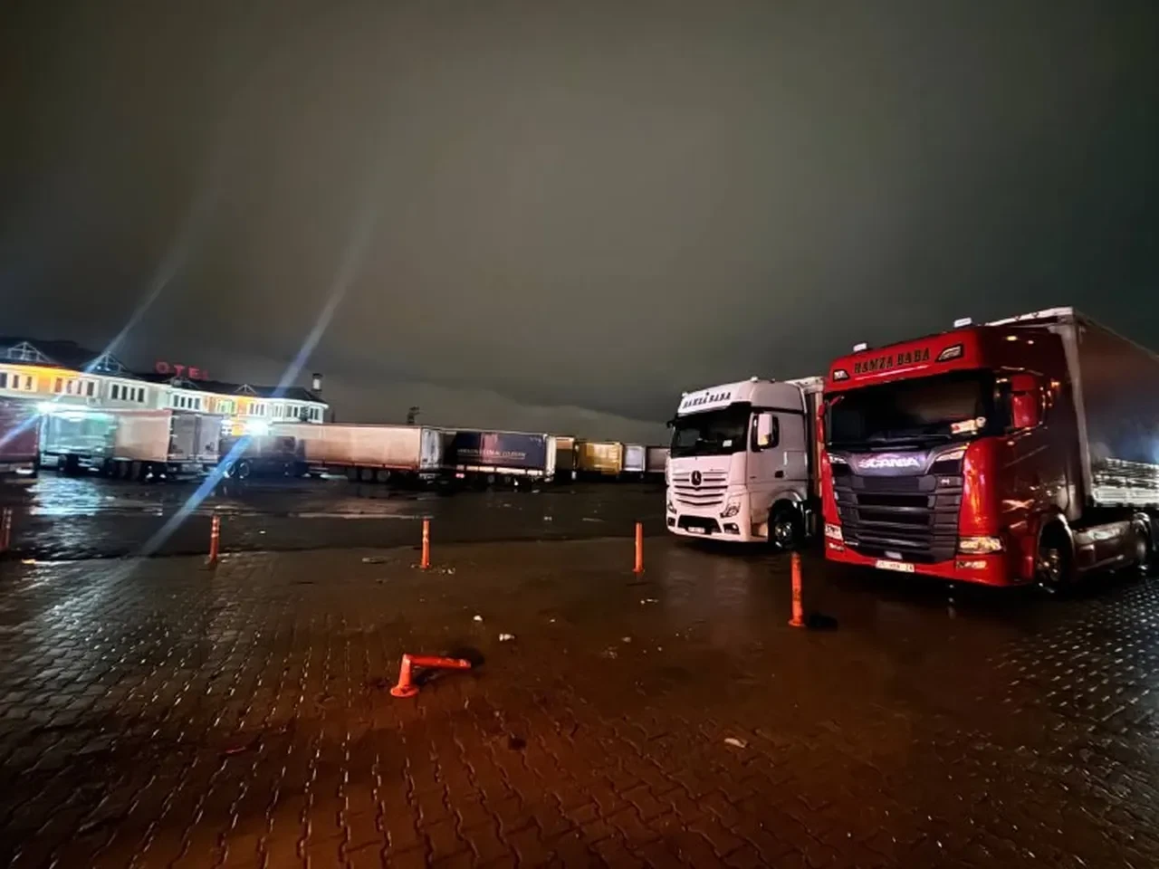 Sağanak, kar ve sis ulaşımı durdurdu! Yol 2 saat boyunca trafiğe kapatıldı