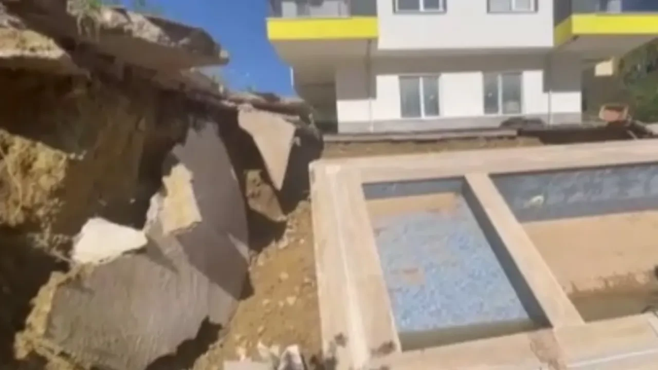 Sağanakla birlikte havuz çöktü, 7 katlı apartman tahliye edildi