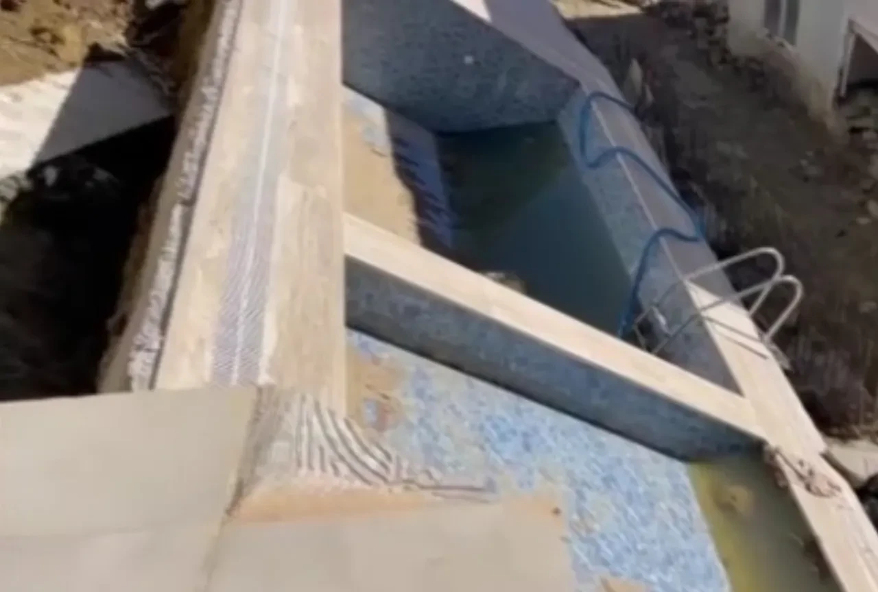 Sağanakla birlikte havuz çöktü, 7 katlı apartman tahliye edildi