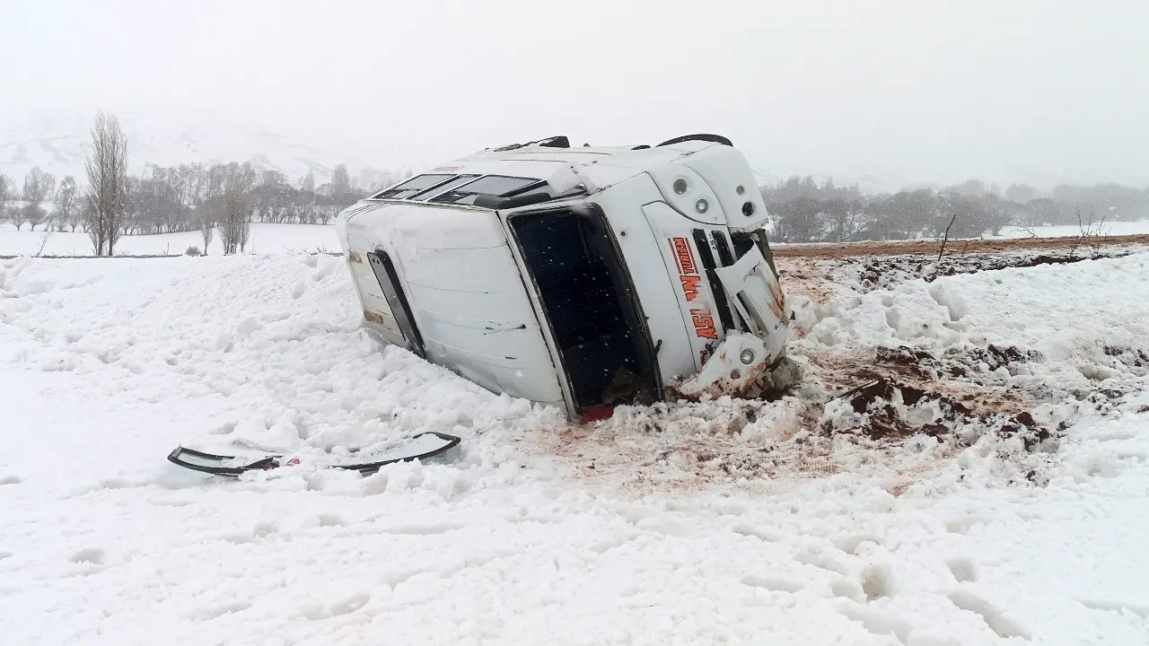 Sivas'ta öğrenci servisi devrildi! Çok sayıda yaralı var