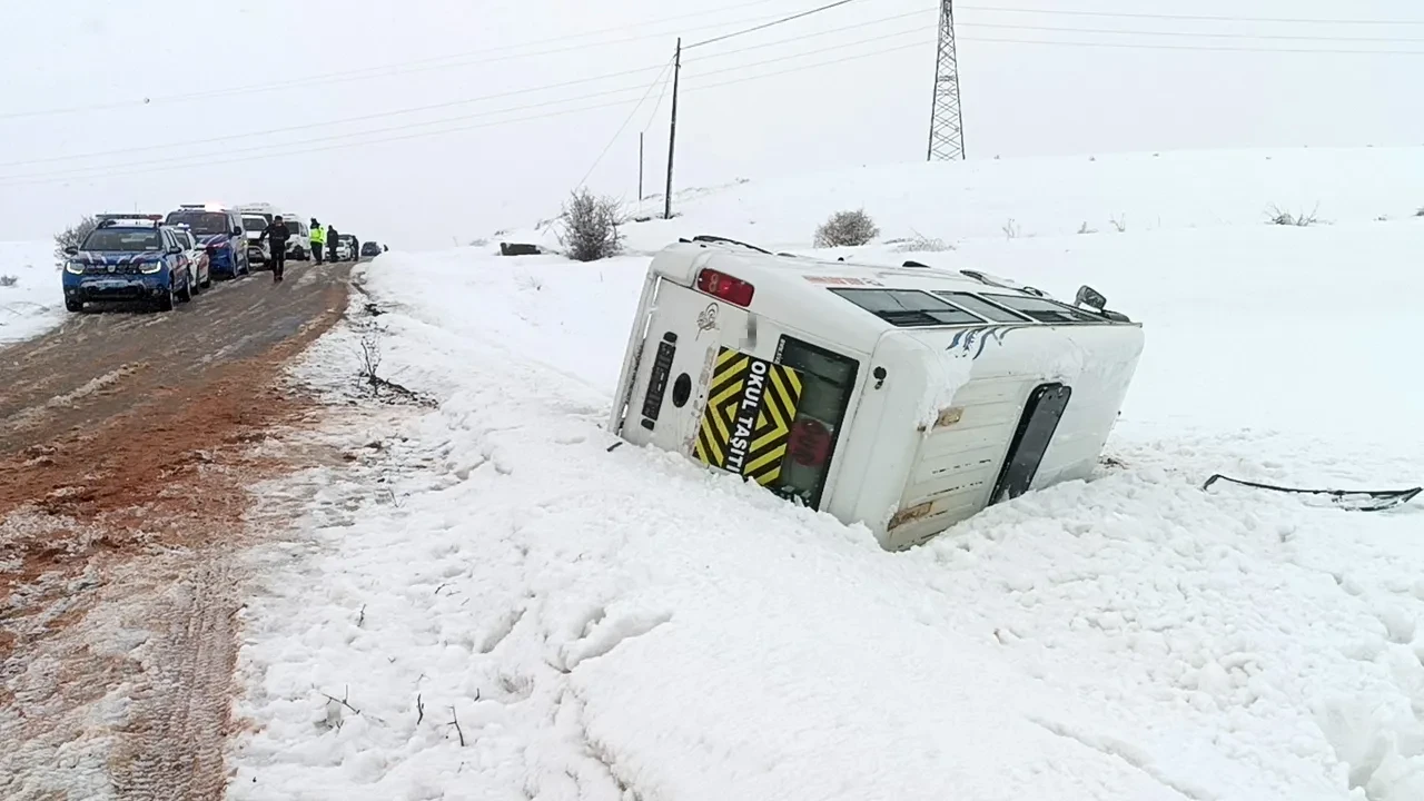 Sivas'ta öğrenci servisi devrildi! Çok sayıda yaralı var