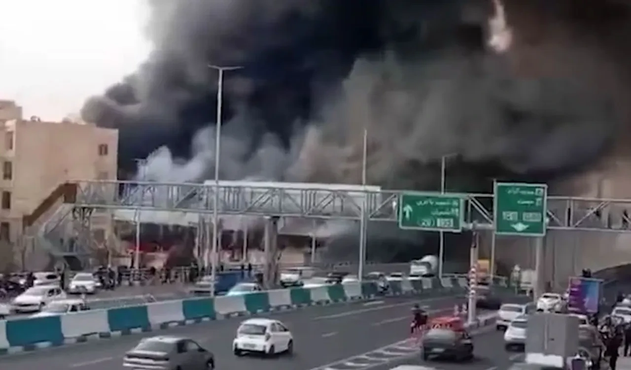 Tahran'da büyük yangın: Cennet Çarşısı alevlere teslim