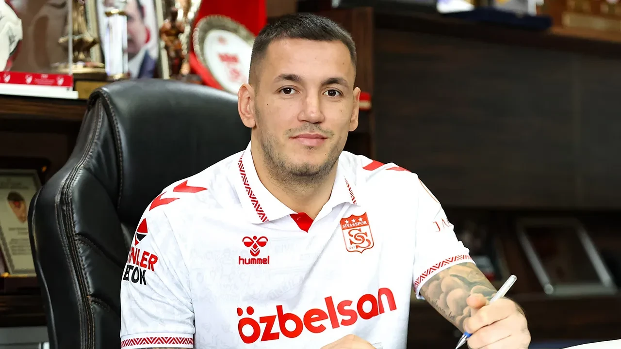 Üç büyükler peşinde koşmuştu! Rey Manaj yeniden Sivasspor'da