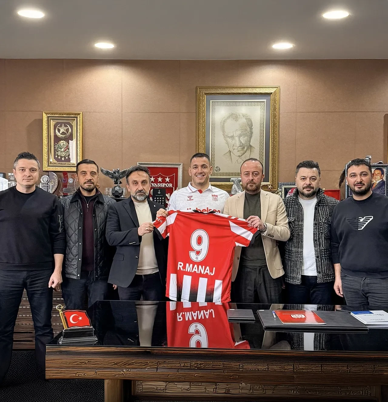 Üç büyükler peşinde koşmuştu! Rey Manaj yeniden Sivasspor'da