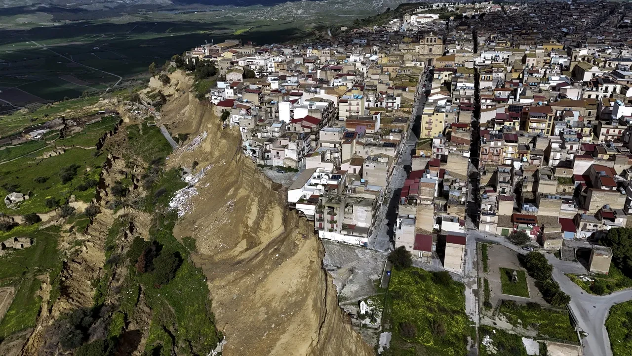 İtalya'da toprak kayması yaşanan yer