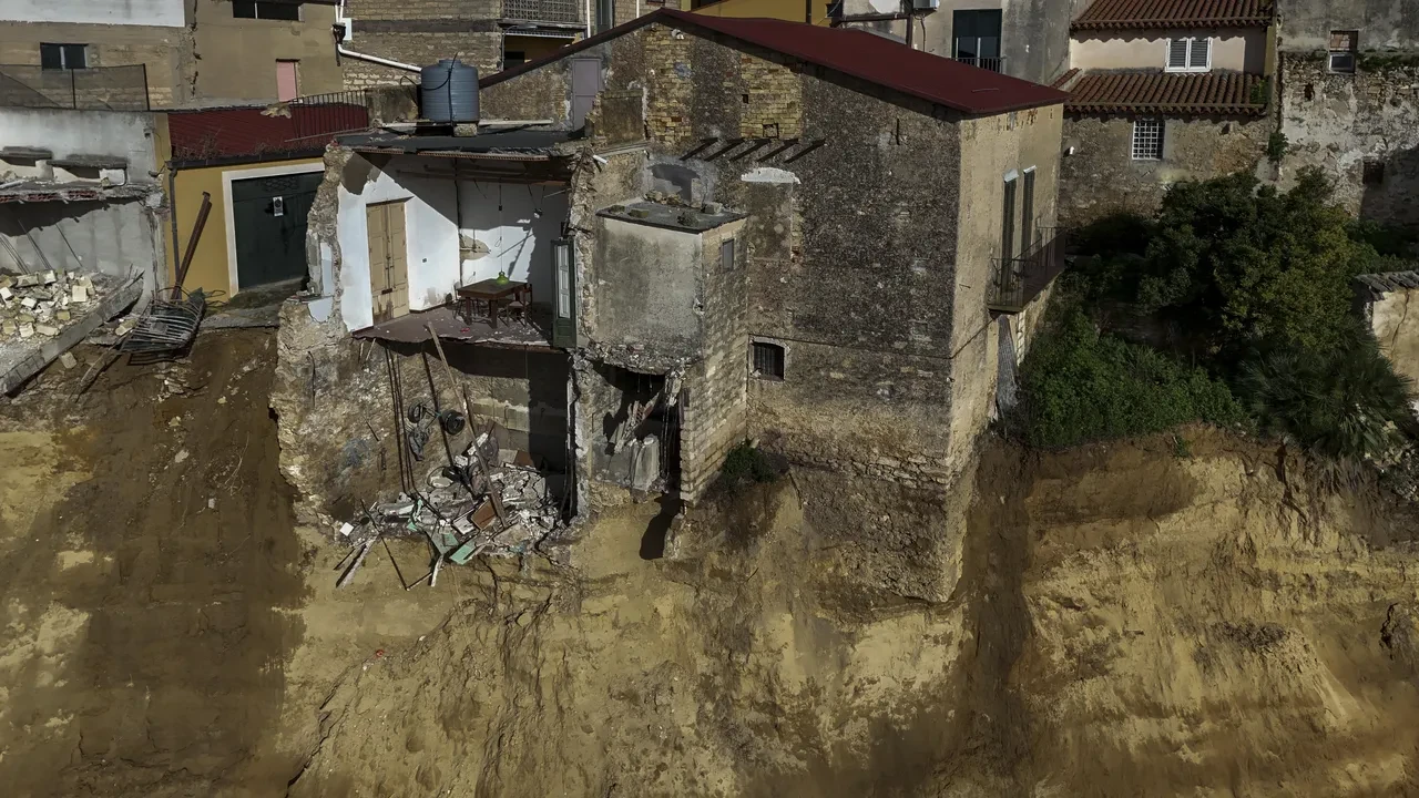 İtalya'da toprak kayması yaşanan yer