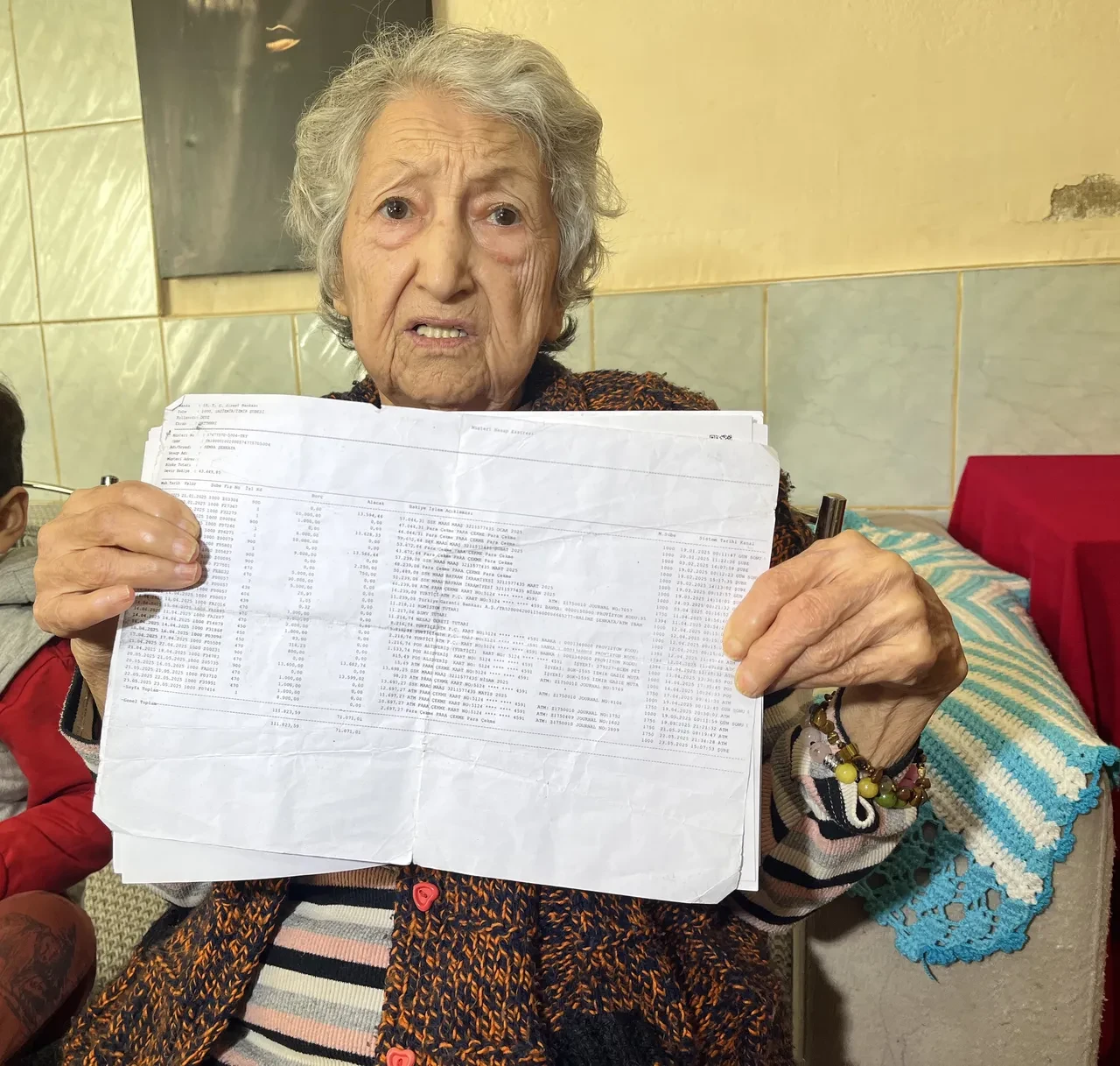 Yaşlı kadına torun dehşeti! Yaptıkları kan dondurdu: Çamaşır suyu ile zehirlemeye çalıştılar