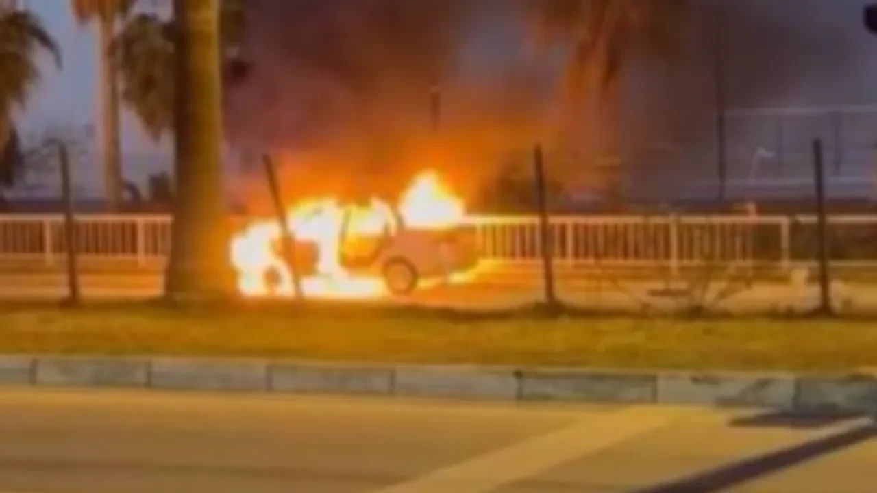 Alanya'da kaza yapan araç alev aldı! Canlarını zor kurtardılar