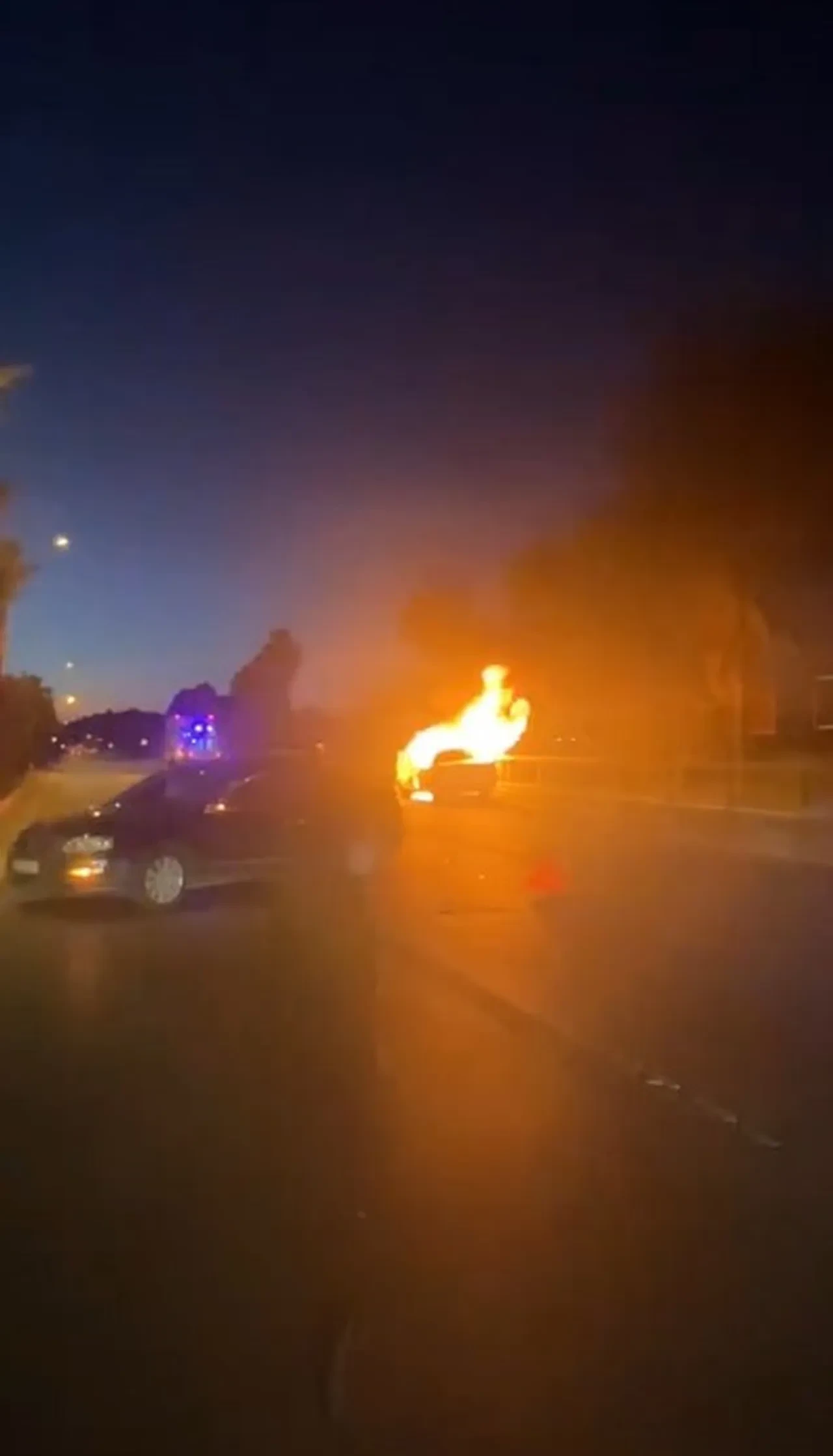 Alanya'da kaza yapan araç alev aldı! Canlarını zor kurtardılar