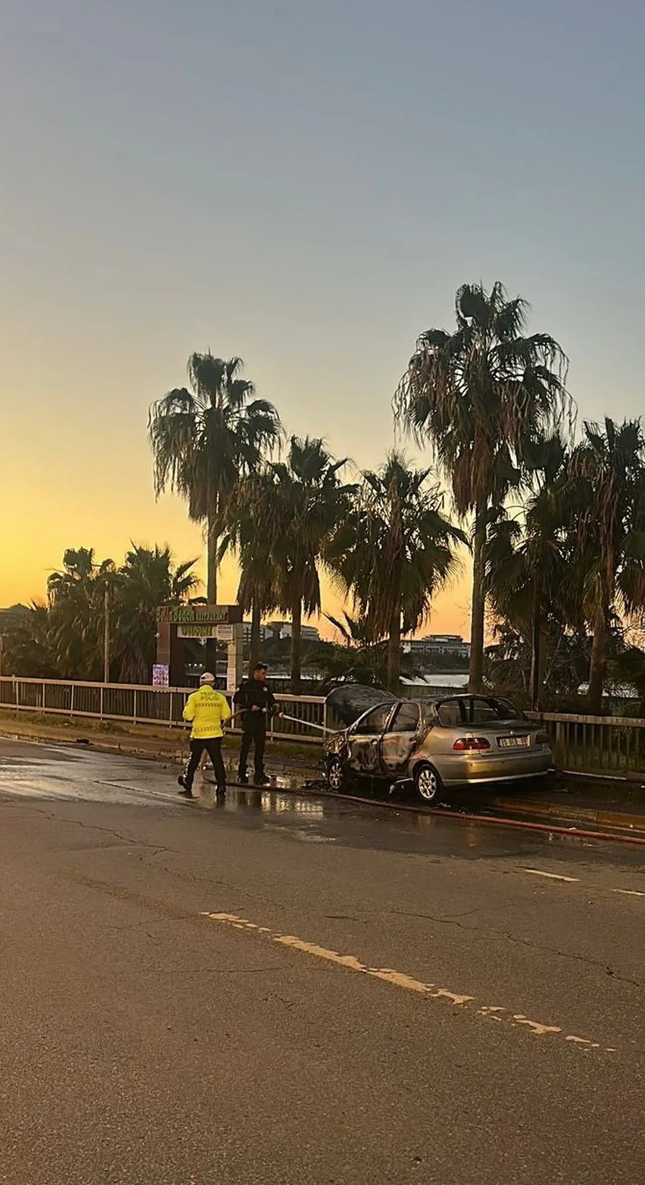 Alanya'da kaza yapan araç alev aldı! Canlarını zor kurtardılar