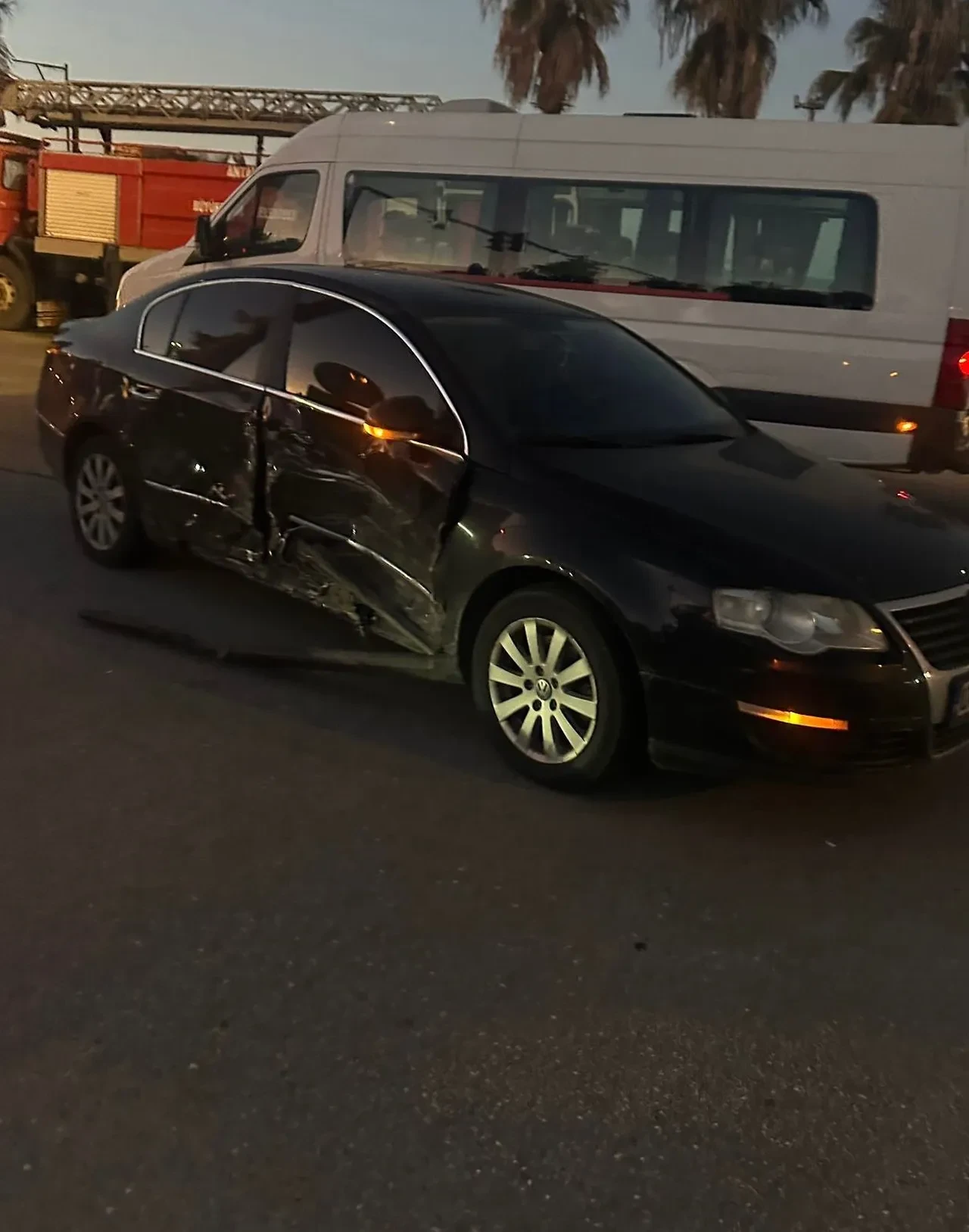 Alanya'da kaza yapan araç alev aldı! Canlarını zor kurtardılar