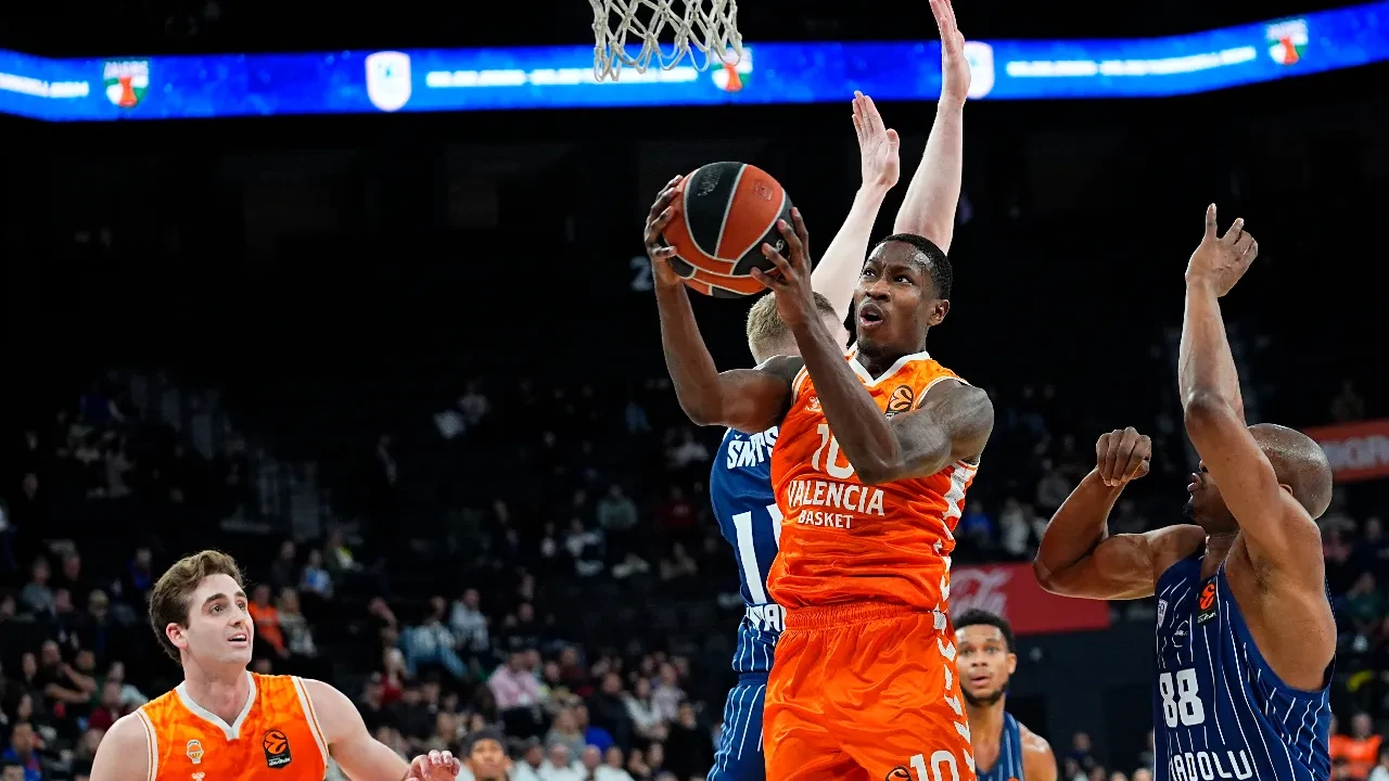 Anadolu Efes Valencia maç skoru kaç kaç? EuroLeague'de 9 maç sonra nefes aldı