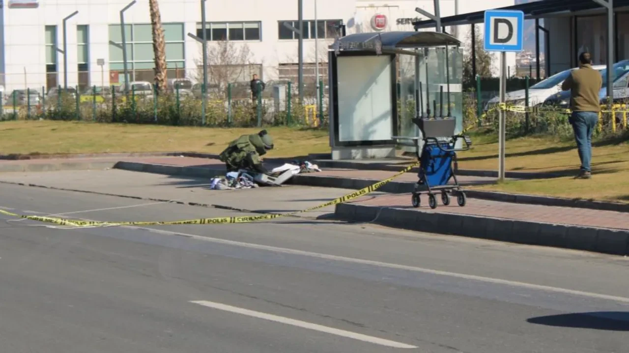AVM önünde bomba paniği! Yol trafiğe kapatıldı, valiz fünye ile patlatıldı