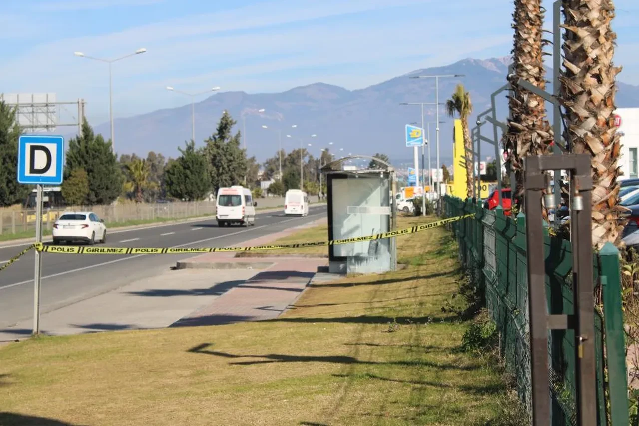 AVM önünde bomba paniği! Yol trafiğe kapatıldı, valiz fünye ile patlatıldı