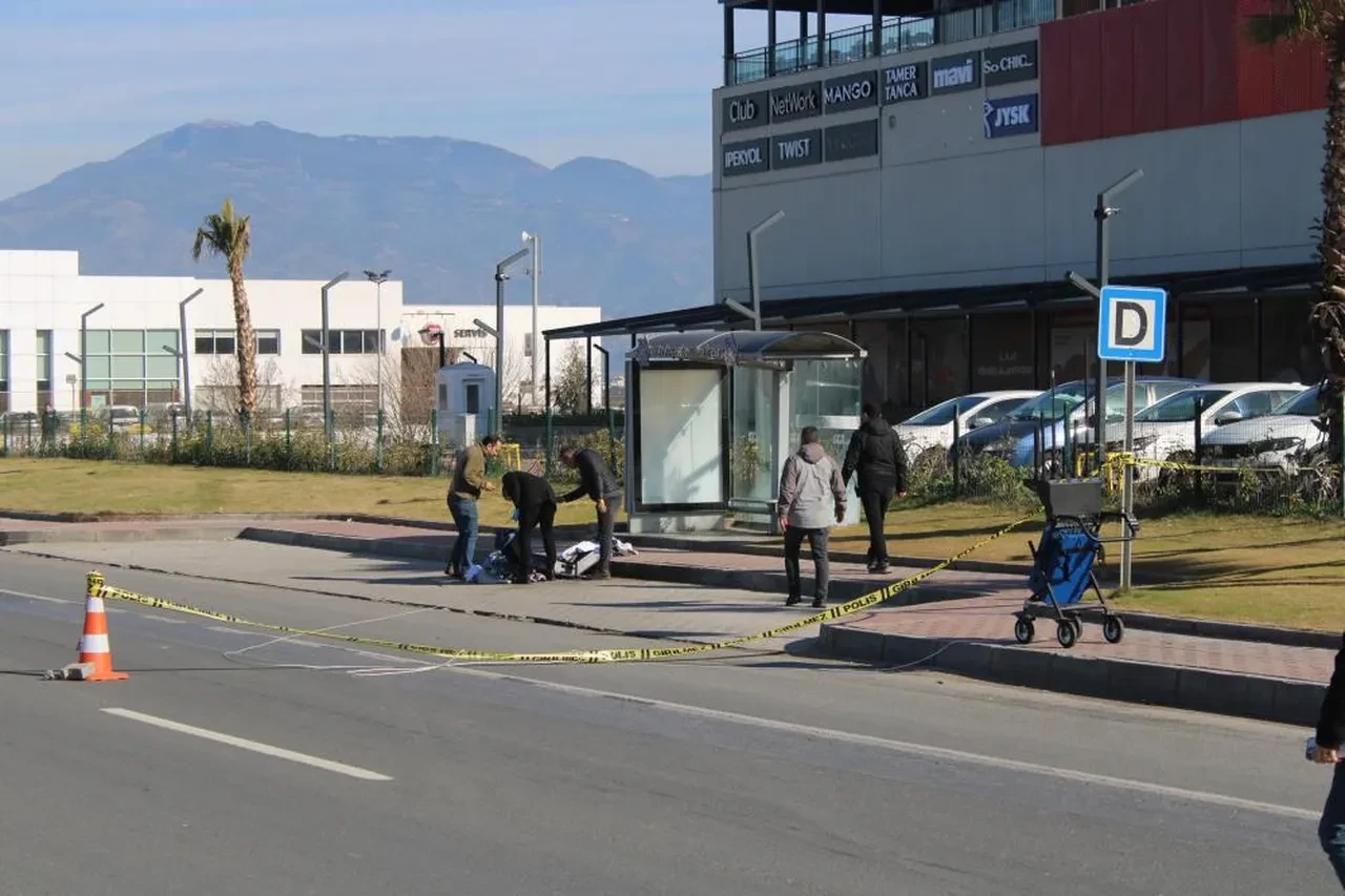 AVM önünde bomba paniği! Yol trafiğe kapatıldı, valiz fünye ile patlatıldı