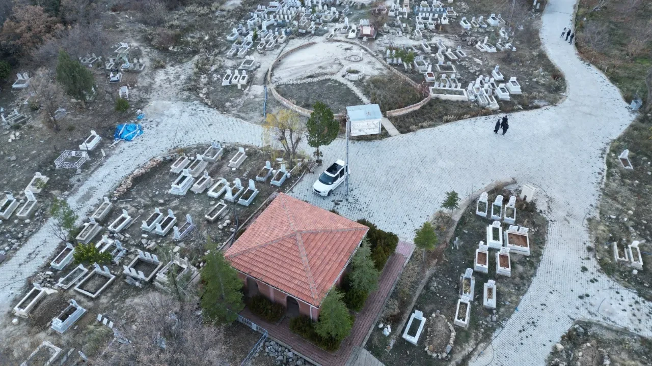 Avrupa’dan bile geliyorlar! Mezarlıkta çıkan yağlı çamurun şifa verdiğine inanılıyor