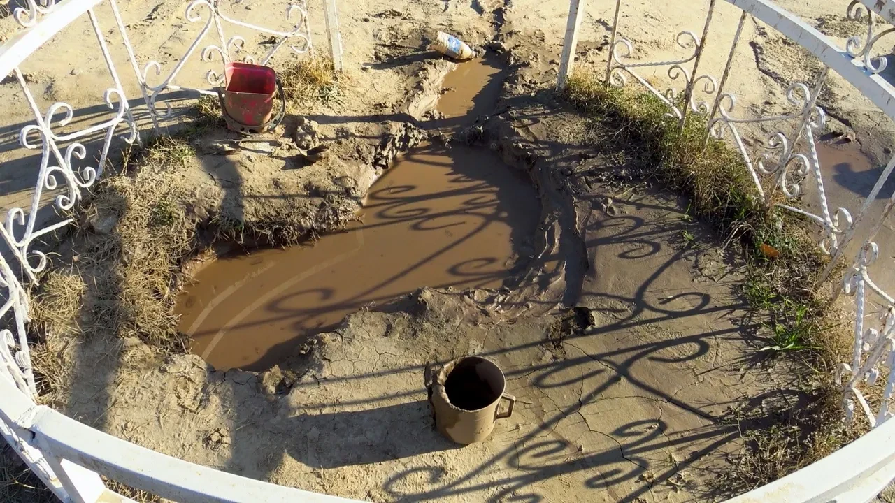 Avrupa’dan bile geliyorlar! Mezarlıkta çıkan yağlı çamurun şifa verdiğine inanılıyor