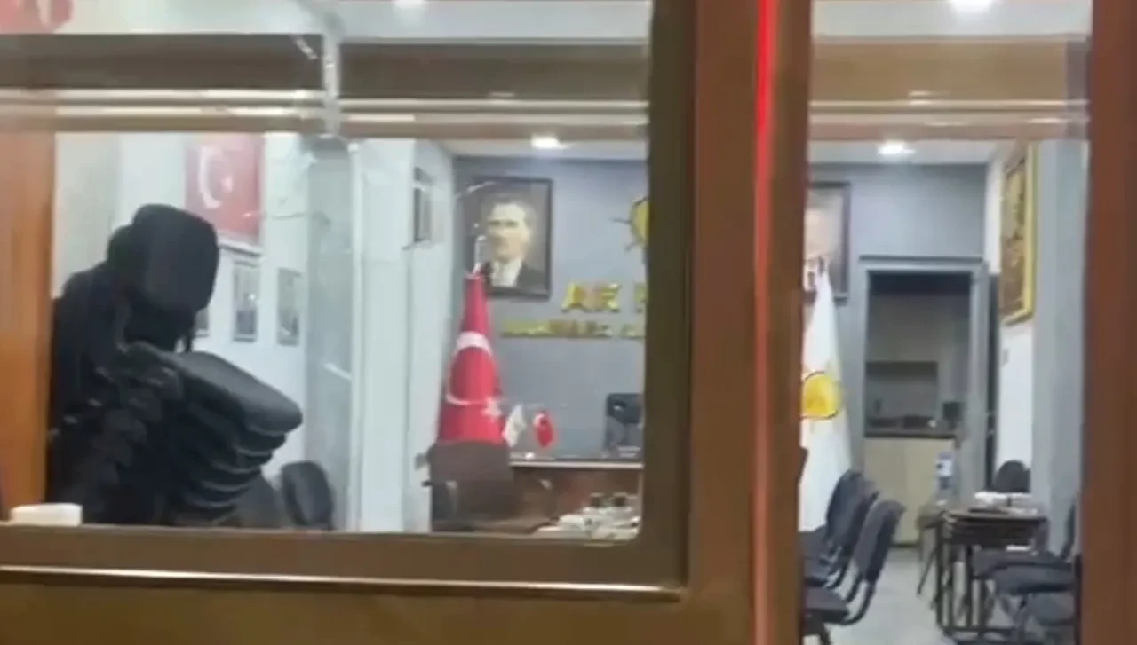Balıkesir'de AK Parti binasına saldırı