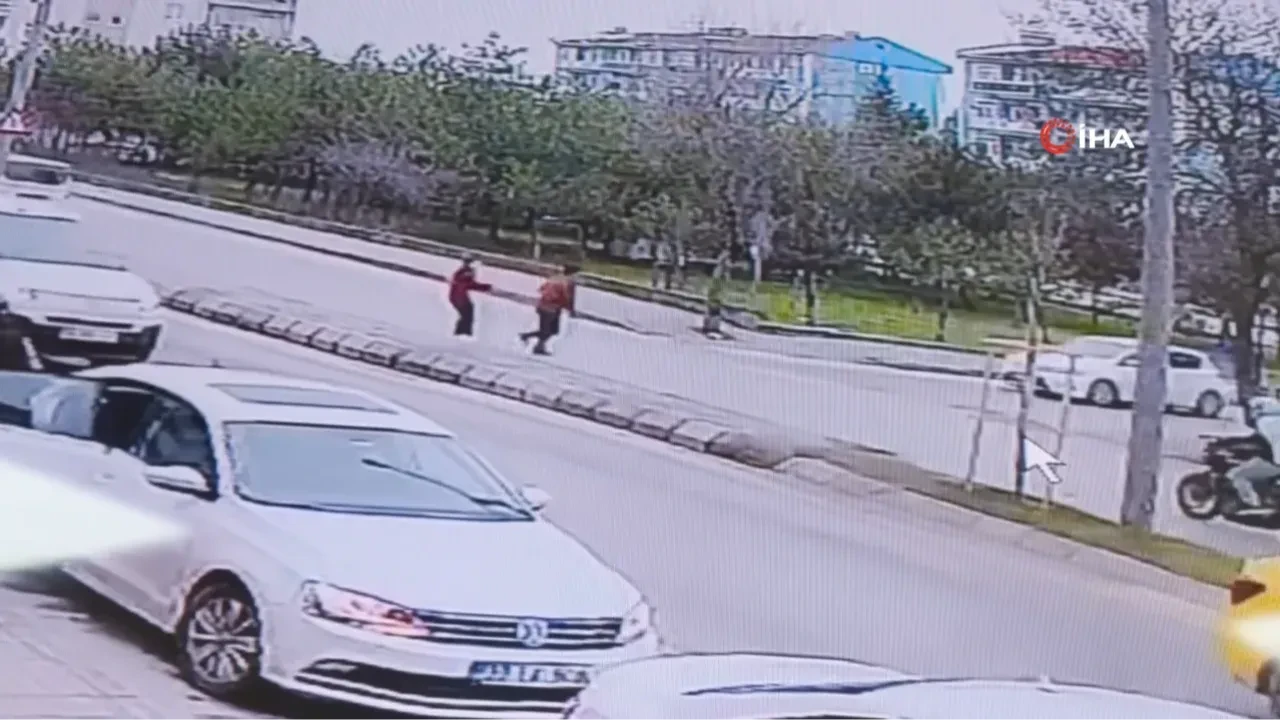 Edirne'de korkunç kaza! Motosikletin yaşlı adama çarptığı anlar kamerada