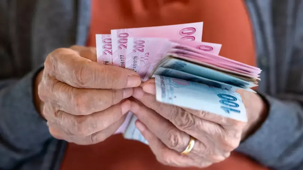 Emekli promosyonu için Şubat ayı kampanyaları! Hangi banka, ne kadar veriyor?