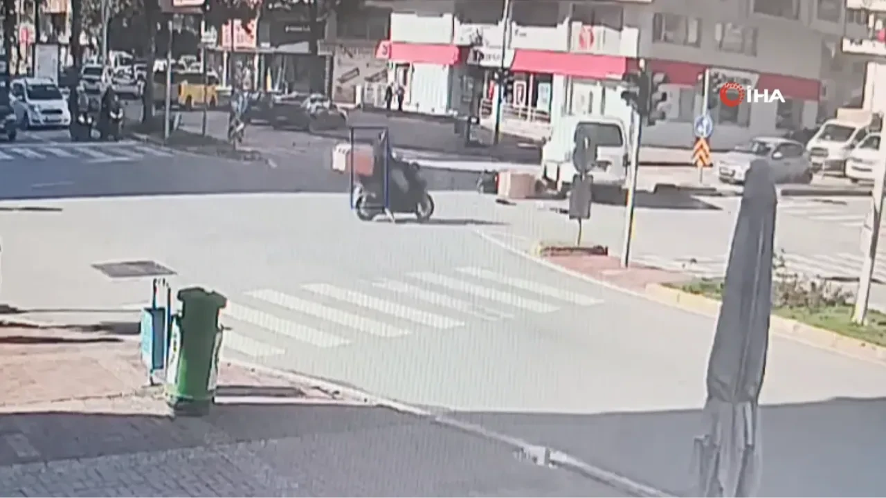 Facianın eşiğinden dönüldü! Motosiklet ile kamyonetin çarpışma anı kamerada