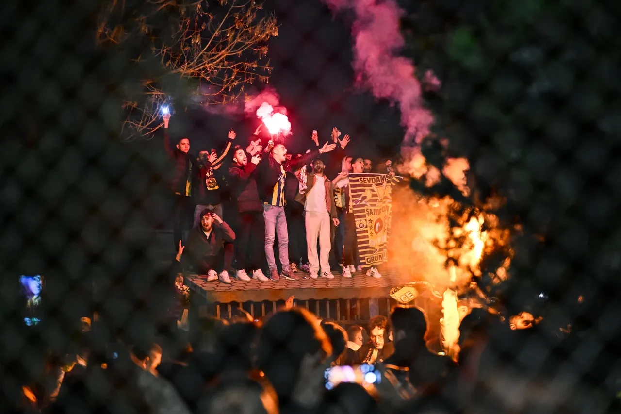 N'Golo Kante İstanbul'da: Fenerbahçeli taraftarlardan coşkulu karşılama!