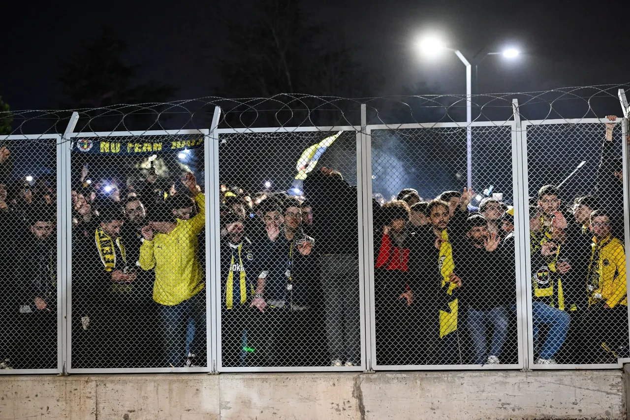 N'Golo Kante İstanbul'da: Fenerbahçeli taraftarlardan coşkulu karşılama!
