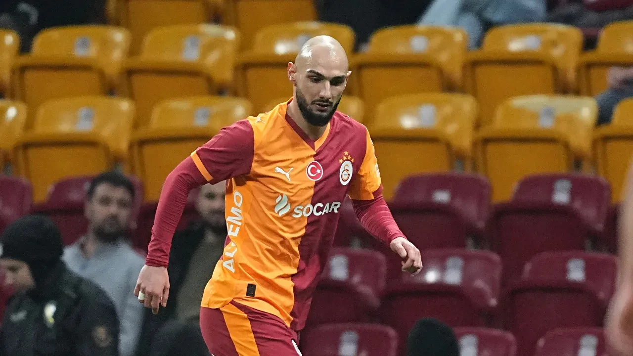 Galatasaray-İstanbulspor maçında korkutan çarpışma anı: Ambulans sahaya girdi