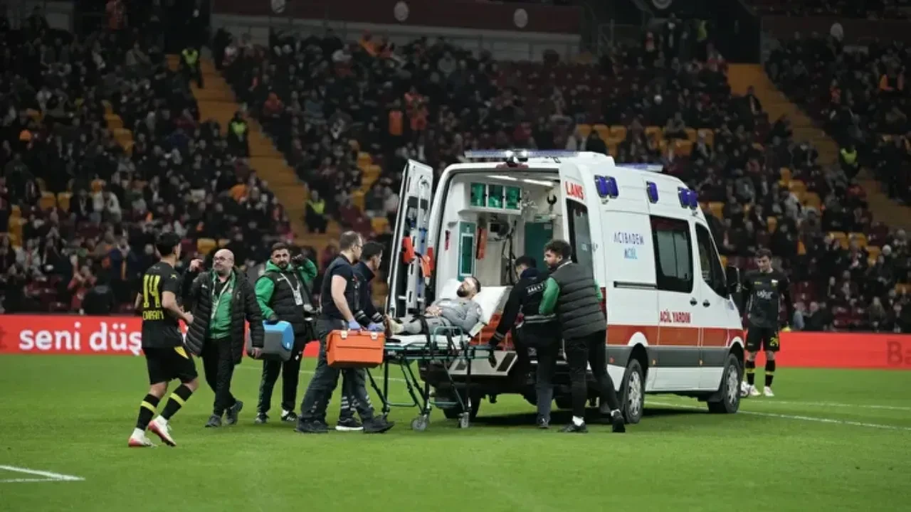 Galatasaray-İstanbulspor maçında korkutan çarpışma anı: Ambulans sahaya girdi