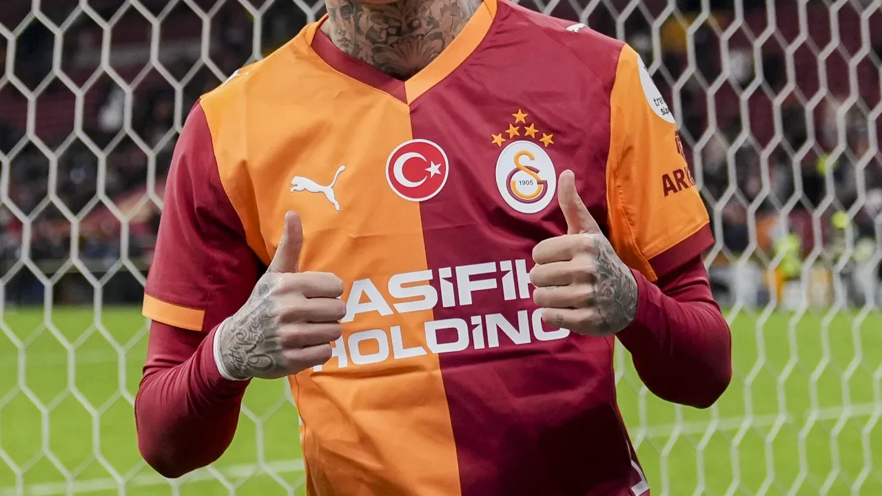 /spor/galatasarayin-yeni-transferi-nhaga-istanbula-geldi-3280312