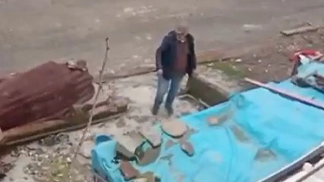 Komşu kavgası kamerada! Taş yağdırdı