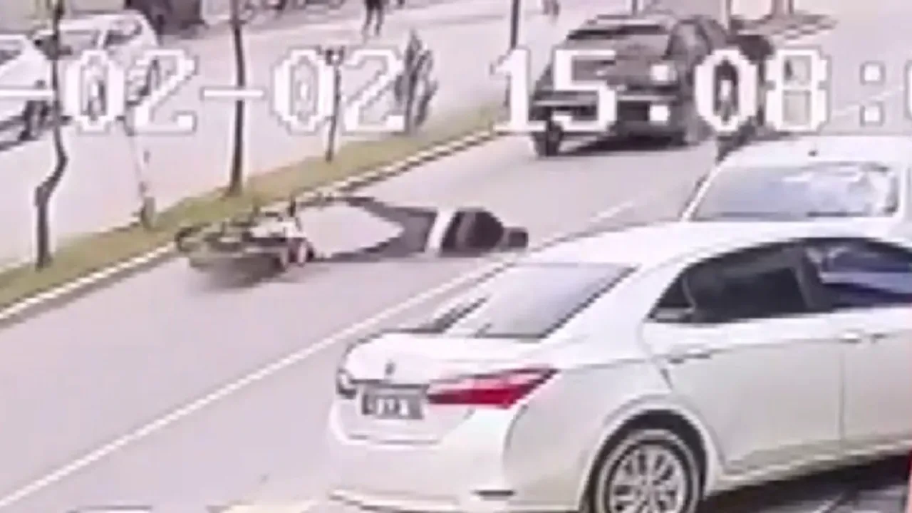 Motosiklet sürücüsü metrelerce sürüklendi! Kaza anı güvenlik kamerasında