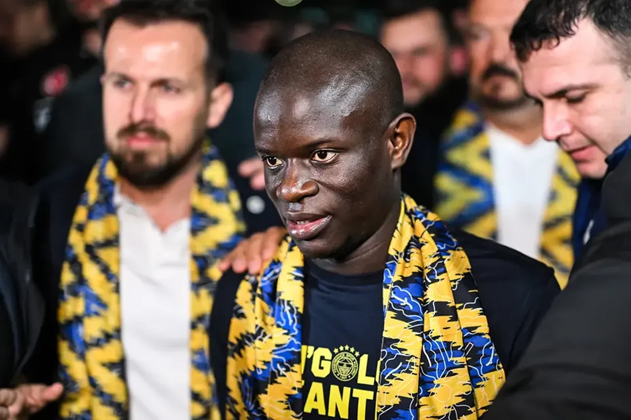 N'Golo Kante İstanbul'da: Fenerbahçeli taraftarlardan coşkulu karşılama!