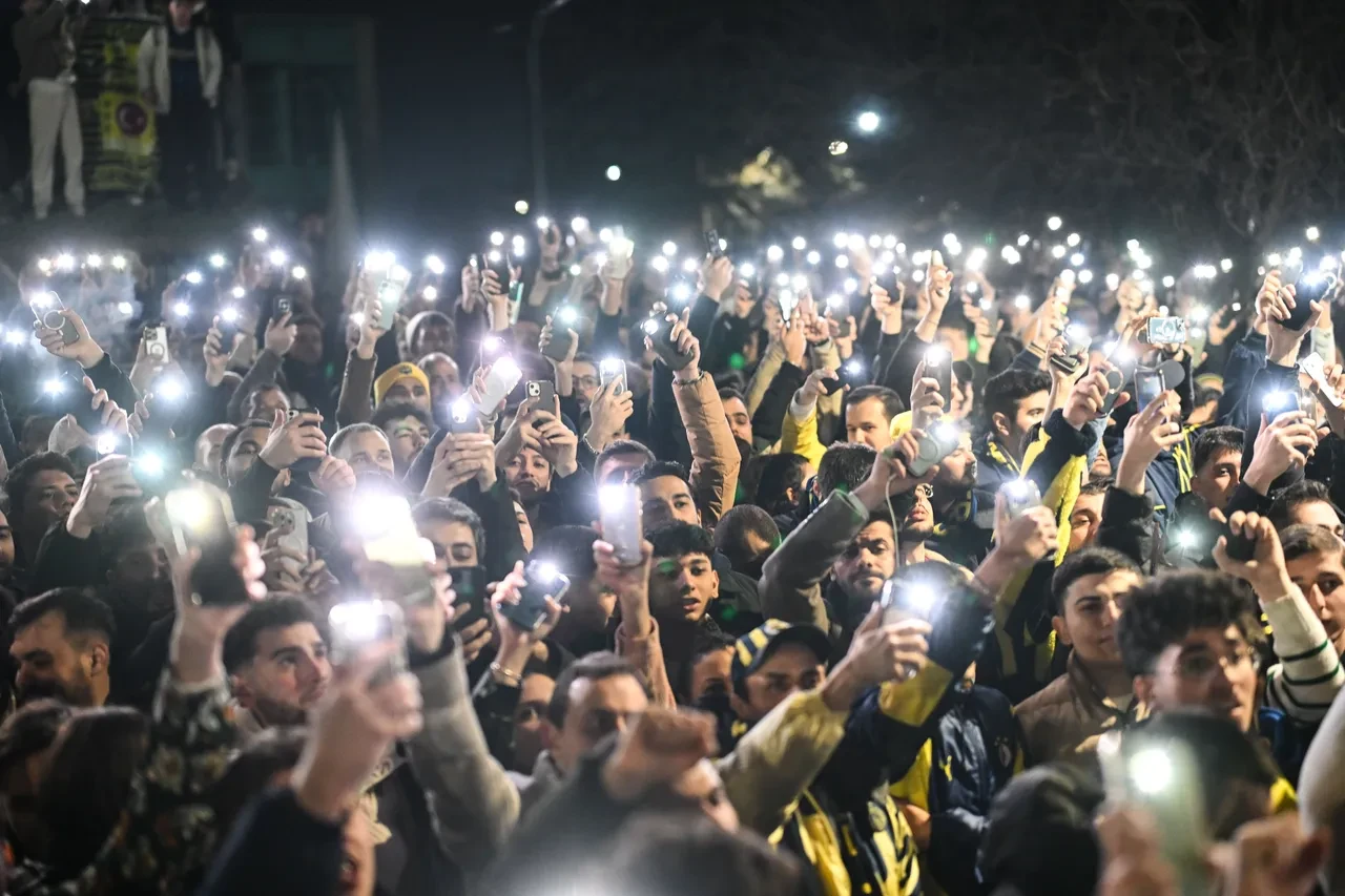 N'Golo Kante İstanbul'da: Fenerbahçeli taraftarlardan coşkulu karşılama!