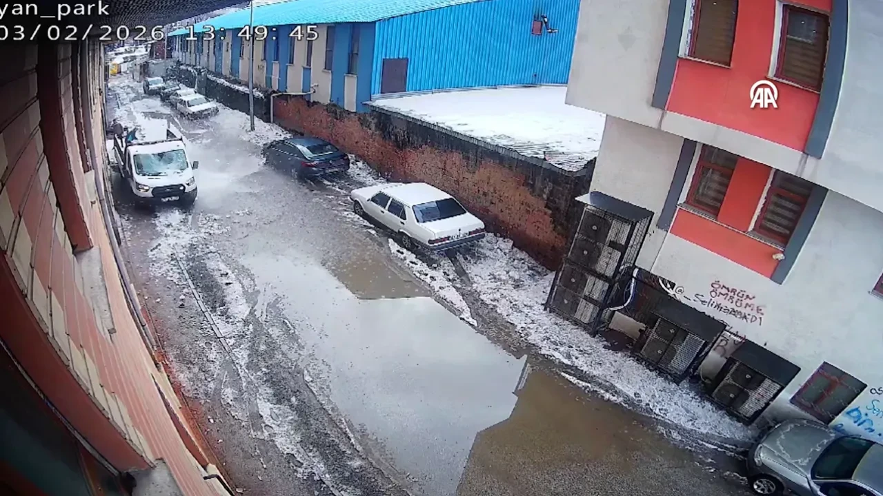 Ölümden kıl payı kurtuluş! Buz kütlesi kamyonetin üzerine böyle düştü