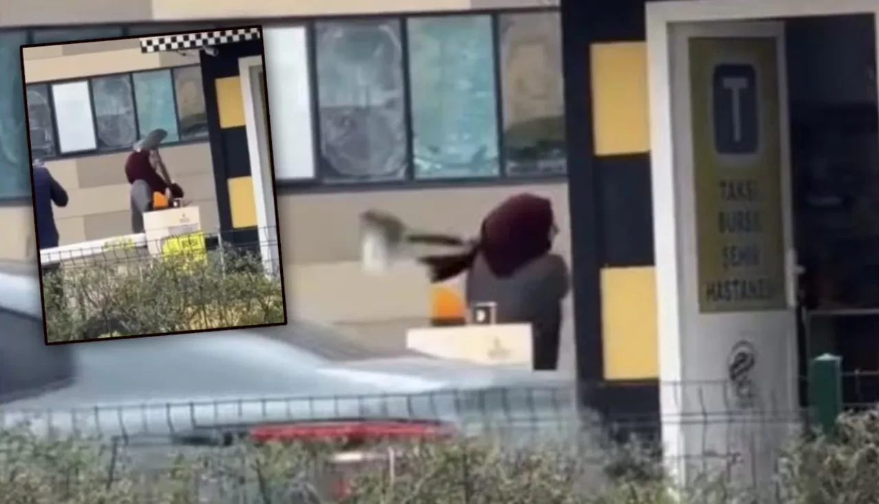 Taksiye alınmayan kadın çılgına döndü! Ayaklı küllüğü eline geçirip durağa daldı
