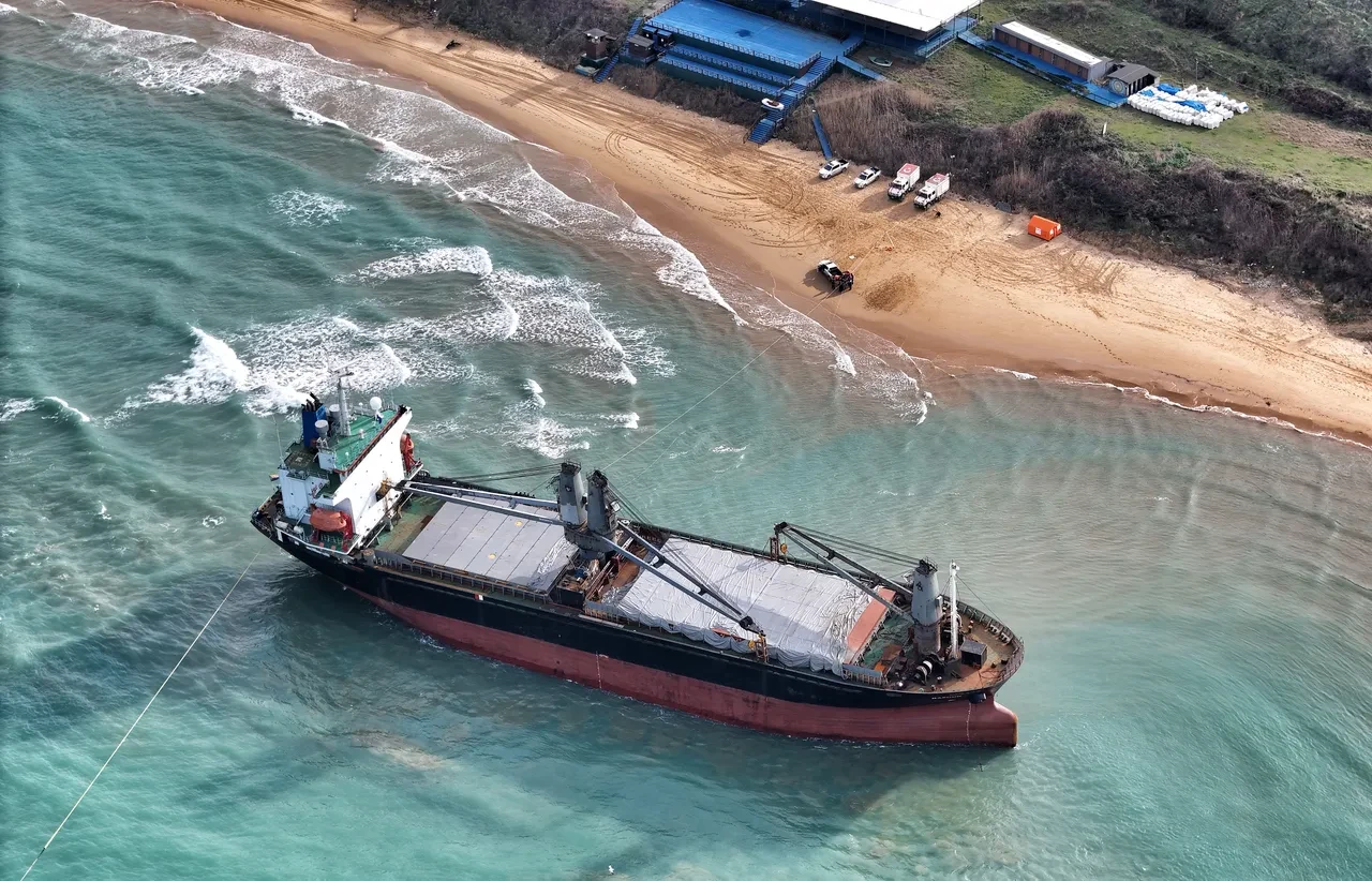 Tam 12 gündür kurtarılmayı bekliyor! Mürettebatın ihtiyaçları botlarla taşınıyor