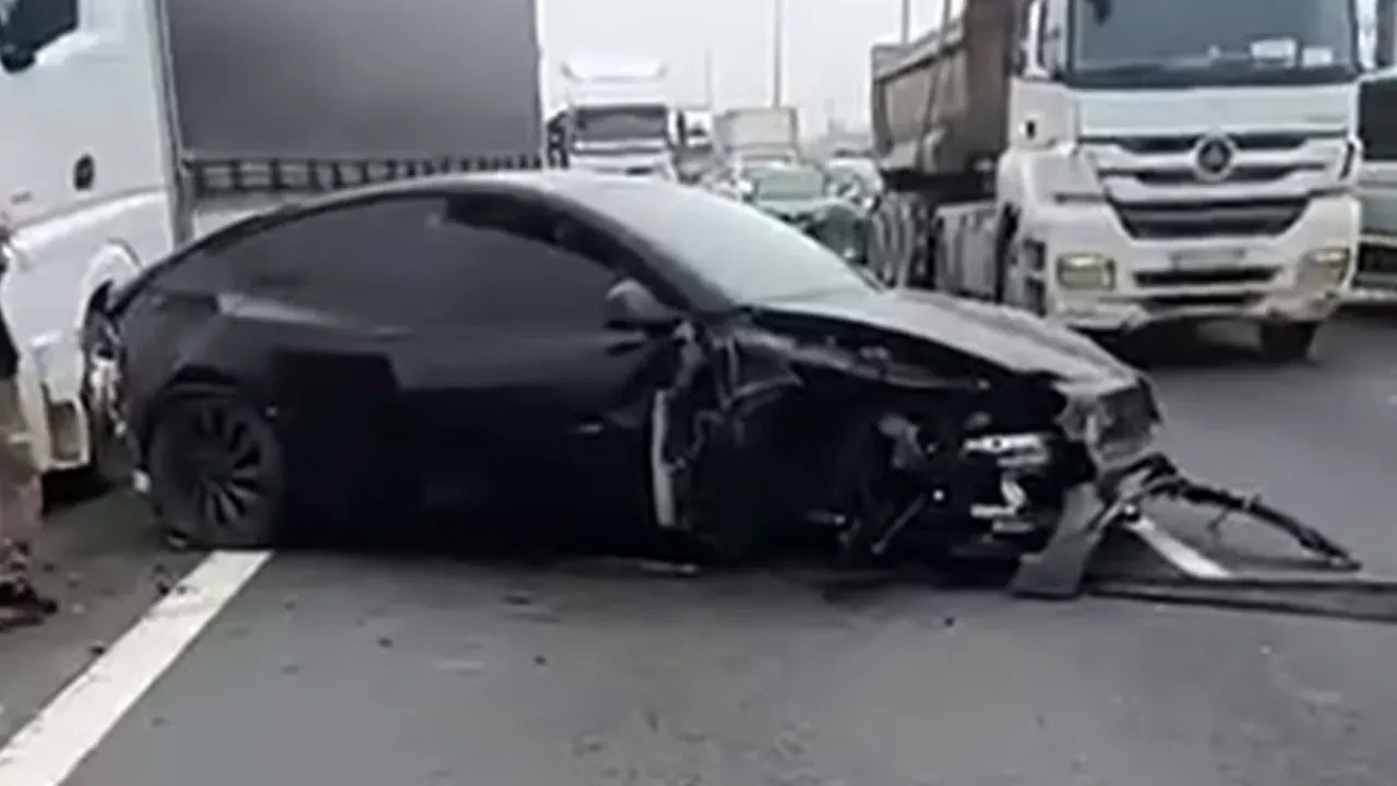 Tesla'nın otopilotu faciaya neden oluyordu! Karşı şeride daldı, ortalık savaş alanına döndü