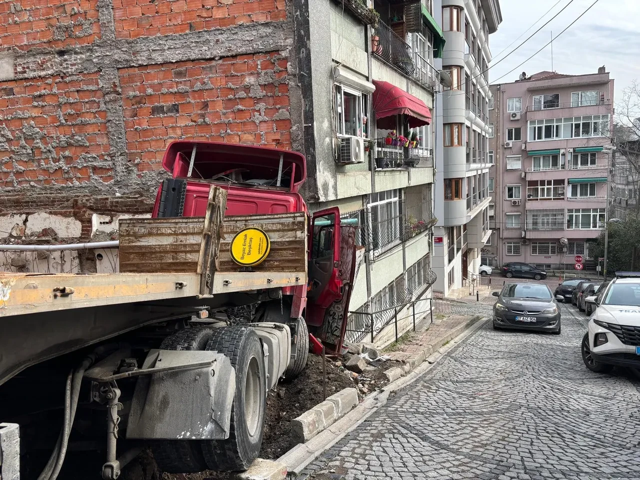 Tır binaya çarptı, facia kıl payı atlatıldı! Beşiktaş'ta korkunç olay