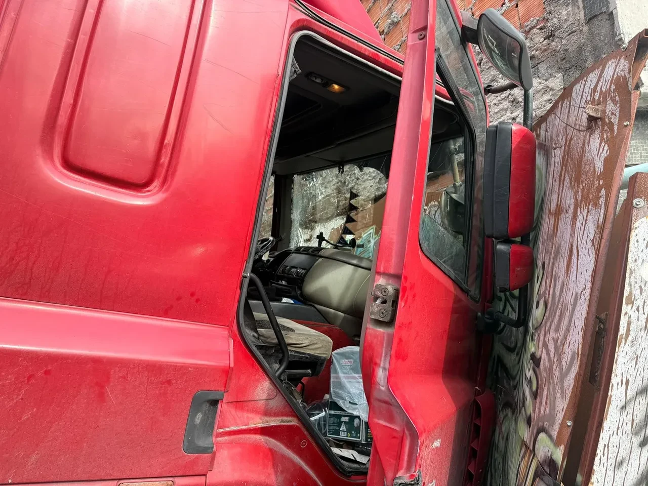 Tır binaya çarptı, facia kıl payı atlatıldı! Beşiktaş'ta korkunç olay