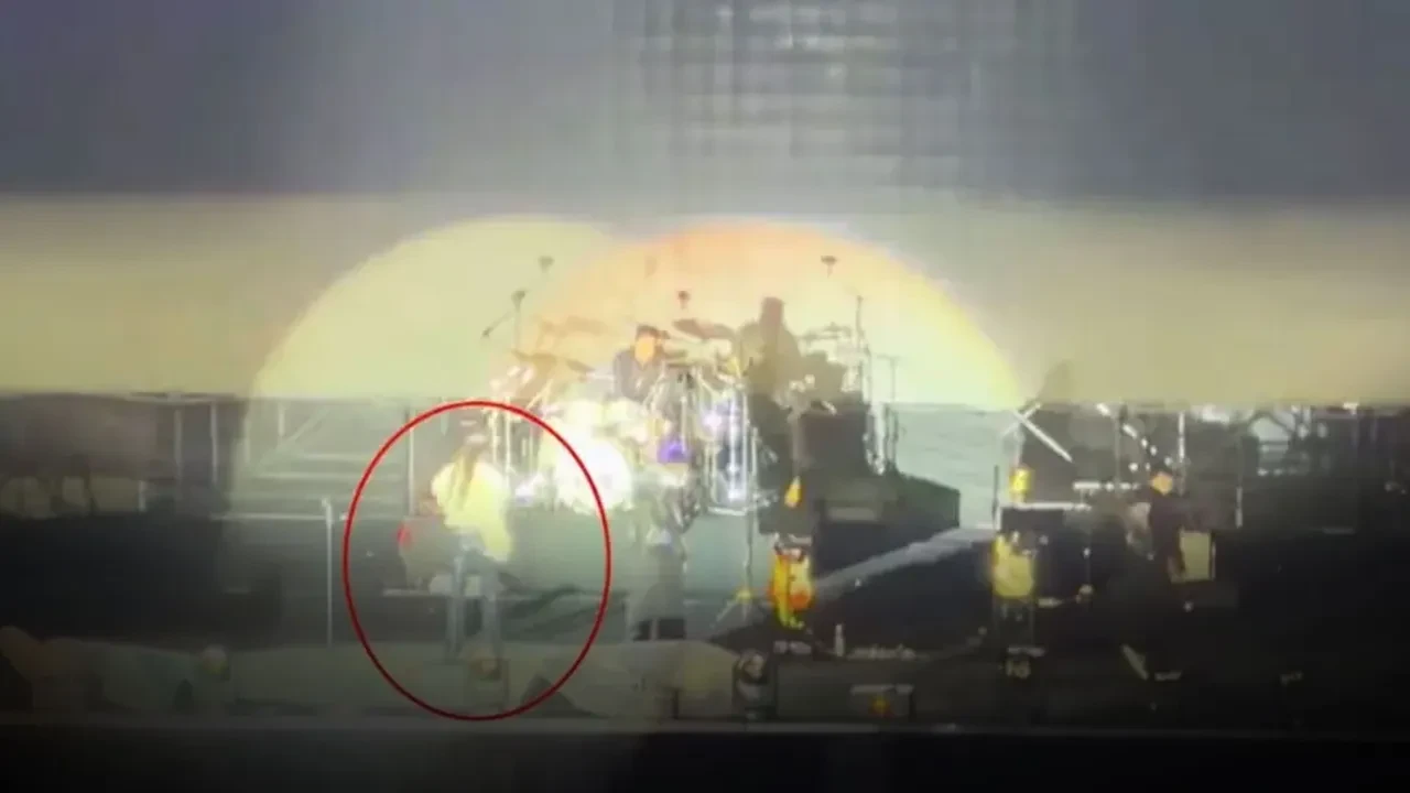 Ünlü şarkıcı konser esnasında yere yığıldı! Hayranları şoke olurken, şemsiyeyle etrafını kapattılar